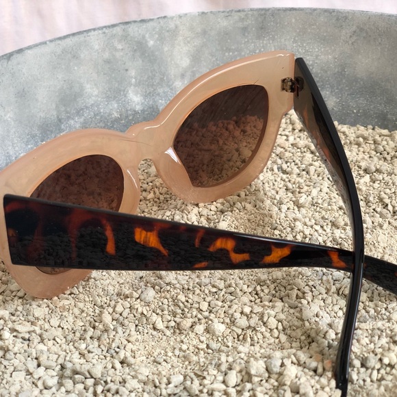 Accessories - PEACH & TORTOISE CAT-EYE SUNNIES Accessories - PEACH & TORTOISE CAT-EYE SUNNIES